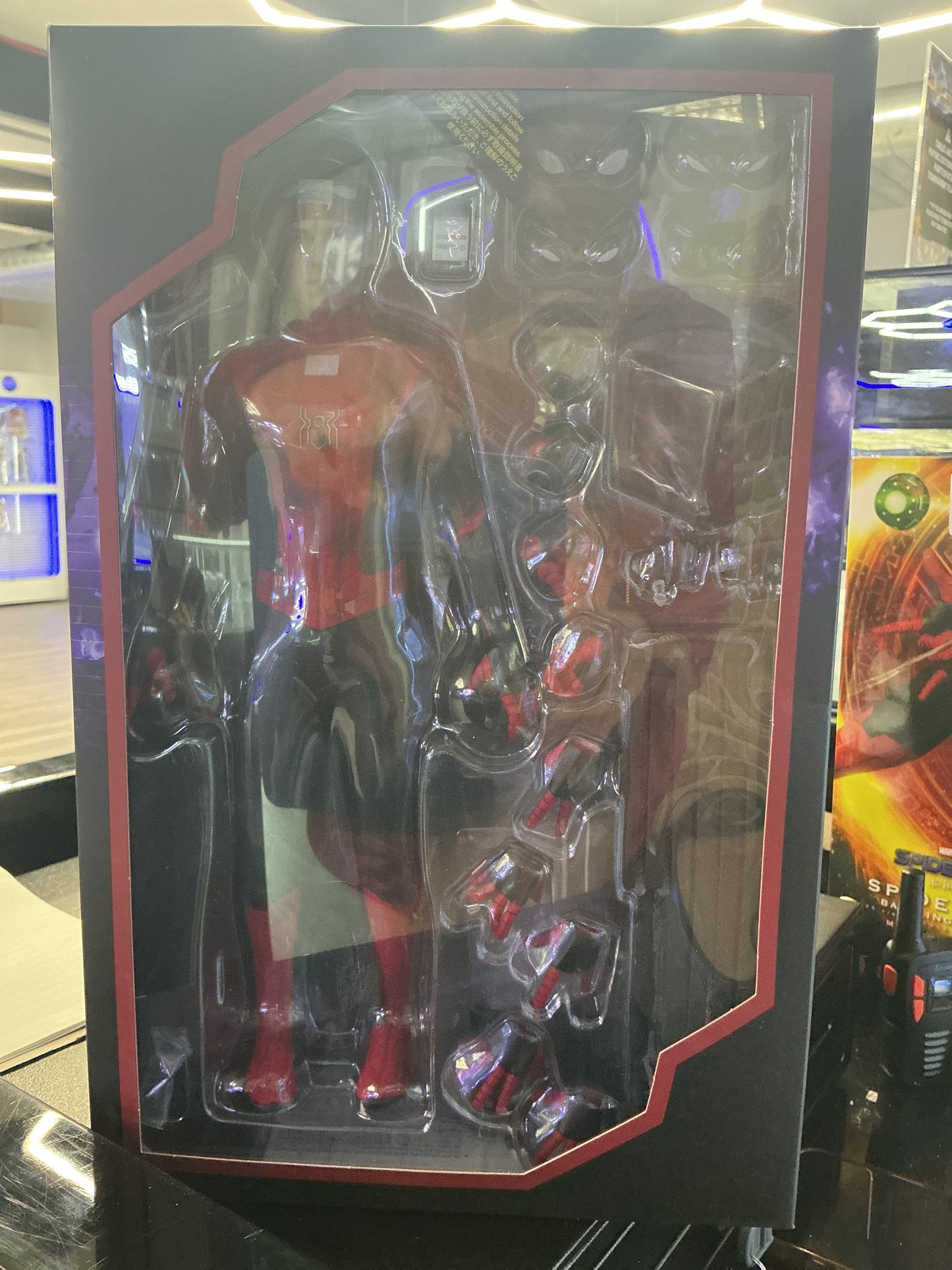 Hot Toys Spider-Man: No Way Home - Spider-Man (Battling Version) 1/6th Scale